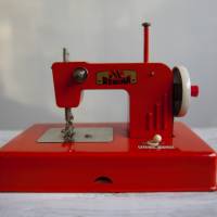 Vintage Kindernähmaschine aus den 60er Jahren.Marke "Regina"in orange.  Mit Handkurbel und Ein-Aus Schalter.  Di Bild 3