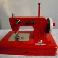 Vintage Kindernähmaschine aus den 60er Jahren.Marke "Regina"in orange.  Mit Handkurbel und Ein-Aus Schalter.  Di Bild 4