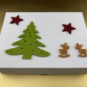Geschenkschachtel Weihnachten, Schachtel für Geschenke, Sterne bordeaux, Tannenbaum grün, Rentiere braun, Filz, Geschenk Bild 1