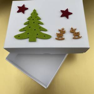 Geschenkschachtel Weihnachten, Schachtel für Geschenke, Sterne bordeaux, Tannenbaum grün, Rentiere braun, Filz, Geschenk Bild 2