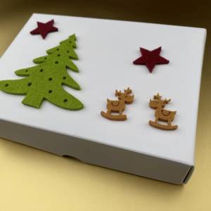 Geschenkschachtel Weihnachten, Schachtel für Geschenke, Sterne bordeaux, Tannenbaum grün, Rentiere braun, Filz, Geschenk Bild 3