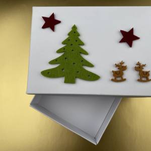 Geschenkschachtel Weihnachten, Schachtel für Geschenke, Sterne bordeaux, Tannenbaum grün, Rentiere braun, Filz, Geschenk Bild 4