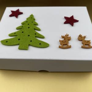 Geschenkschachtel Weihnachten, Schachtel für Geschenke, Sterne bordeaux, Tannenbaum grün, Rentiere braun, Filz, Geschenk Bild 5