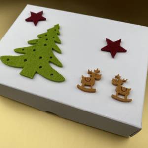 Geschenkschachtel Weihnachten, Schachtel für Geschenke, Sterne bordeaux, Tannenbaum grün, Rentiere braun, Filz, Geschenk Bild 7