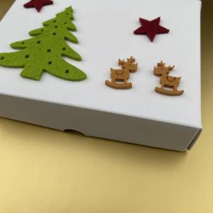 Geschenkschachtel Weihnachten, Schachtel für Geschenke, Sterne bordeaux, Tannenbaum grün, Rentiere braun, Filz, Geschenk Bild 9