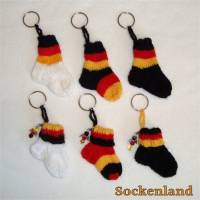 FAN Schlüsselanhänger Socken, Minisocken, Zwergensocken, Fanfarbe schwarz-rot-gold und weiß, Deutschland mit Chip Bild 1