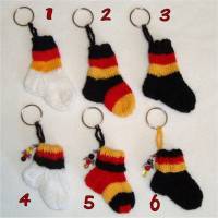 FAN Schlüsselanhänger Socken, Minisocken, Zwergensocken, Fanfarbe schwarz-rot-gold und weiß, Deutschland mit Chip Bild 3