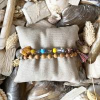 Armband 2.0 „Herbstwind“ - Zweireihiges herbstliches Armband mit Edelsteinen, Ahornblatt und hochwertigen Perlen Bild 1
