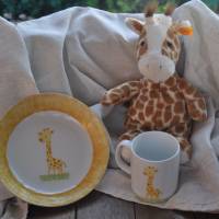 Kinderteller und Henkelbecher aus Porzellan mit Giraffe Bild 1