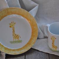 Kinderteller und Henkelbecher aus Porzellan mit Giraffe Bild 2