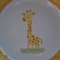 Kinderteller und Henkelbecher aus Porzellan mit Giraffe Bild 3