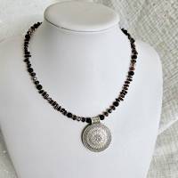 Amulett Kette, Granat Splitter Halskette, mittellange Kette mit silbernem Anhänger Bild 1