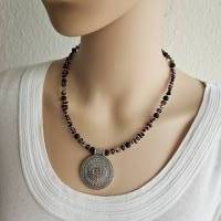 Amulett Kette, Granat Splitter Halskette, mittellange Kette mit silbernem Anhänger Bild 10
