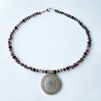 Amulett Kette, Granat Splitter Halskette, mittellange Kette mit silbernem Anhänger Bild 5