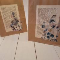 2 er Set Geschenktüten aus Kraftpapier verziert mit alter Buchseite & Wiesenblumen Bild 1