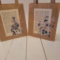 2 er Set Geschenktüten aus Kraftpapier verziert mit alter Buchseite & Wiesenblumen Bild 2
