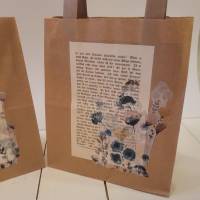 2 er Set Geschenktüten aus Kraftpapier verziert mit alter Buchseite & Wiesenblumen Bild 3