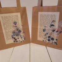2 er Set Geschenktüten aus Kraftpapier verziert mit alter Buchseite & Wiesenblumen Bild 4