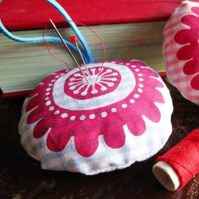 Weihnachtsbaumschmuck, Nadelkissen, Blume, handgenäht und handbedruckt