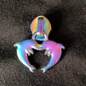 Zipper Dolphin-Heart, breit, regenbogen, matt / Schieber für Reißverschlüsse mit Spiralraupe Bild 1