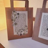 2 er Set Geschenktüten aus Kraftpapier verziert mit alter Buchseite & Eukalyptus Bild 4