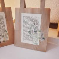 2 er Set Geschenktüten aus Kraftpapier verziert mit alter Buchseite & Eukalyptus Bild 5