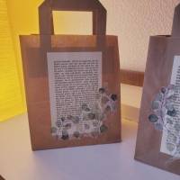 2 er Set Geschenktüten aus Kraftpapier verziert mit alter Buchseite & Eukalyptus Bild 6
