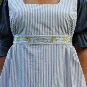 Kleiderschürze im Regencystil Cottagestil aus Baumwolle mit Stickerei verschiedene Farben Bild 6