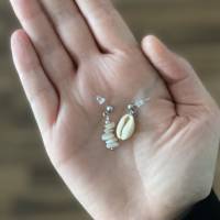 Ohrringe „Petit Bout“ silber - Asymmetrische Ohrringe (Ohrhänger) aus Edelstahl mit Muschelsplittern und Kauri-Muschel Bild 3