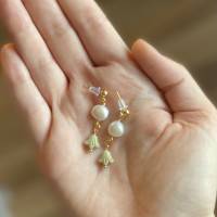 Ohrstecker „Lilie“ - Ohrringe aus Edelstahl mit Süßwasserzuchtperle und böhmischen Glasperlen Bild 3