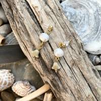 Ohrstecker „Lilie“ - Ohrringe aus Edelstahl mit Süßwasserzuchtperle und böhmischen Glasperlen Bild 4