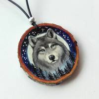 Krafttier-Amulett Wolf, handbemalter Anhänger, bemalter Schmuck, Astscheibe, Wolf Vollmond, Indianerschmuck Bild 1