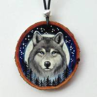 Krafttier-Amulett Wolf, handbemalter Anhänger, bemalter Schmuck, Astscheibe, Wolf Vollmond, Indianerschmuck Bild 2