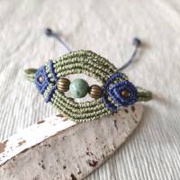 Makramee Armband in lindgrün und blau mit einer marmorierten Steinperle und bronzefarbenen Metallperlen Bild 1