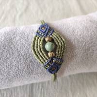 Makramee Armband in lindgrün und blau mit einer marmorierten Steinperle und bronzefarbenen Metallperlen Bild 2