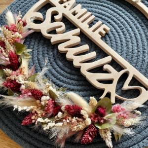 Türkranz aus Holz Trockenblumenkranz personalisiert Geschenk Einweihung Geschenk Richtfest Geschenk Hochzeit Türschmuck Bild 3