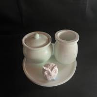 Set aus Töpfchen, Eule und kleiner Vase auf einem runden Tablett Bild 3