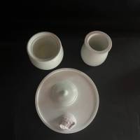 Set aus Töpfchen, Eule und kleiner Vase auf einem runden Tablett Bild 6