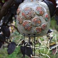 Insektenhotel Ohrwurmkugel aus Keramik beige-grau mit einem Art Ornamentenmuster Bild 3