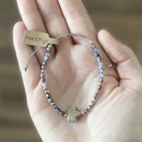 Armband „Ahornblatt“ lavendel - Perlenarmband mit Glasschliffperlen, Rocailles und zentralem Ahornblatt in Lavendel Bild 4