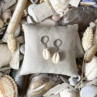 Ohrringe „Beach“ silber - Silberfarbene Edelstahl-Brisuren mit kleiner Kauri-Muschel Bild 1