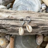 Ohrringe „Beach“ silber - Silberfarbene Edelstahl-Brisuren mit kleiner Kauri-Muschel Bild 4