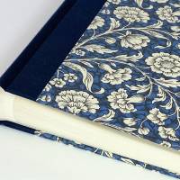 Blaues, handgemachtes Fotoalbum mit italienischem Papier CARTA VARESE Dekor *Blumenteppich* überzogen Bild 1