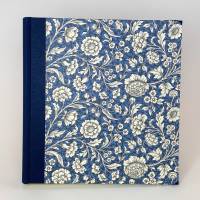Blaues, handgemachtes Fotoalbum mit italienischem Papier CARTA VARESE Dekor *Blumenteppich* überzogen Bild 2