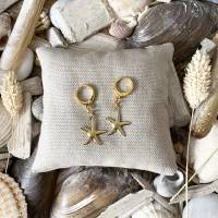 Ohrringe „Lucky Starfish“ gold - Goldfarbene Edelstahl-Creolen mit Seesternen Bild 1