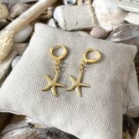 Ohrringe „Lucky Starfish“ gold - Goldfarbene Edelstahl-Creolen mit Seesternen Bild 2
