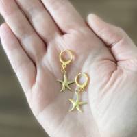 Ohrringe „Lucky Starfish“ gold - Goldfarbene Edelstahl-Creolen mit Seesternen Bild 4
