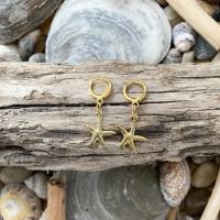 Ohrringe „Lucky Starfish“ gold - Goldfarbene Edelstahl-Creolen mit Seesternen Bild 5