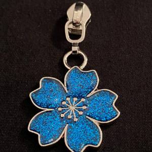 Zipper Sparkling Blossom, schmal, silber-blau / Schieber für schmale Endlosreißverschlüsse mit Kunststoffraupe /Anhänger Bild 1