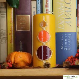 gelbe Herbstkerze mit bunten Kreisen in Herbstfarben, Herbstdekoration mit Kerzen Bild 4